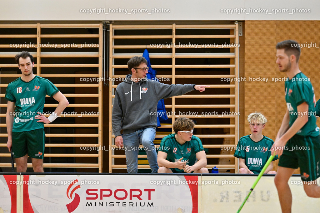 VSV Unihockey vs. FBC Dragons | Spielerbank FBC Dragons, #18 BUJAK Sebastian FCB Dragons, Headcoach FCB Dragons Thomas Wibmer, #12 SCHUH Tobias FCB Dragons, #5 WALDHUBER Jakob FCB Dragons, VSV Unihockey vs. FBC Dragons, VSV Unihockey vs. FBC Dragons am 22.12.2024 in Villach (Ballspielhalle St. Martin), Austria, (Photo by Bernd Stefan)