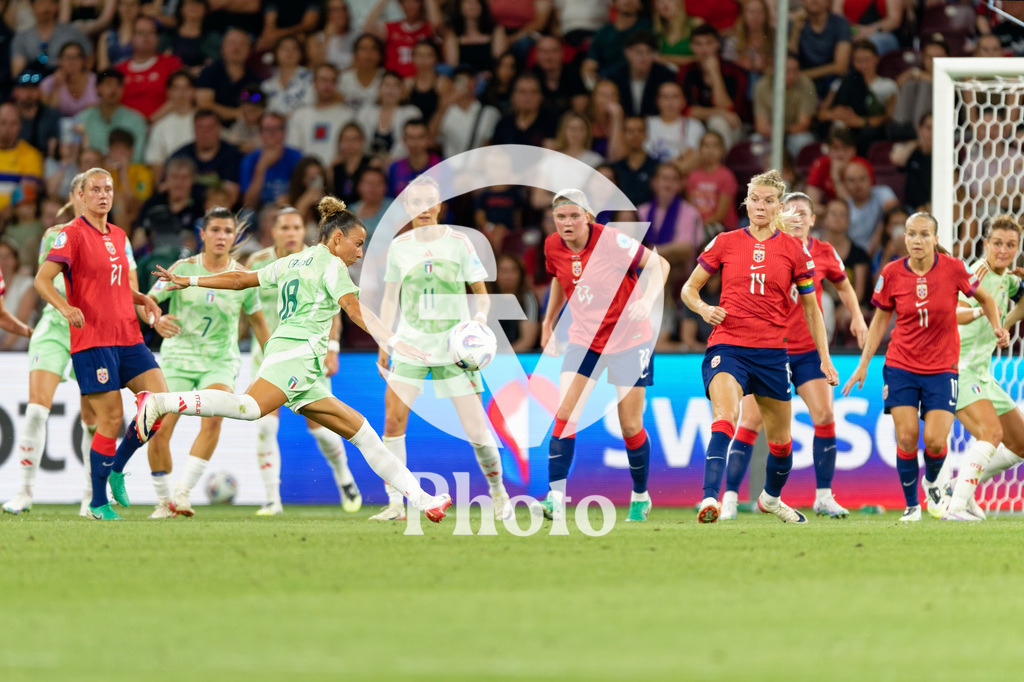 Norway v Italy - UEFA Women's EURO 2025 Quarter-Final | GENEVA, SWITZERLAND - JULY 16: Arianna Caruso of Italy shoots  during the UEFA Women's EURO 2025 Quarter-Final match between Norway and Italy at Stade de Geneve on July 16, 2025 in Geneva, Switzerland. (Photo by Giuseppe Velletri/Sports Press Photo/Getty Images)