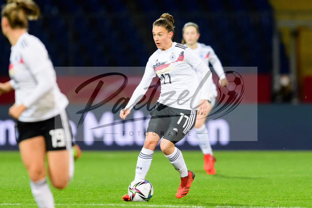 GERTUR20211126_138 | Fussball, Frauen: Felicitas Rauch (Germany) in Aktion, am Ball, Einzelaktion bei dem Spiel der WM-Qualifikation zwischen Deutschland und Tuerkei im Eintracht-Stadion am 26.11.2021 in Braunschweig, Deutschland. - Realisiert mit Pictrs.com