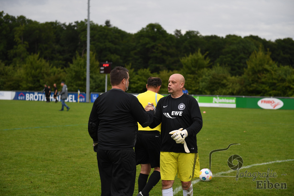 SV Brake Ü40-BW Bümmerstede (Ü40) | Kreispokal Finale Jade-Weser-Hunte Ü40; SV Brake Ü40 (rot)-BW Bümmerstede Ü40 (weiß) am 15.06.2025 in Rastede (Sportanlage Köttersweg), Photo: Philip Eiben 2025 - Realisiert mit Pictrs.com