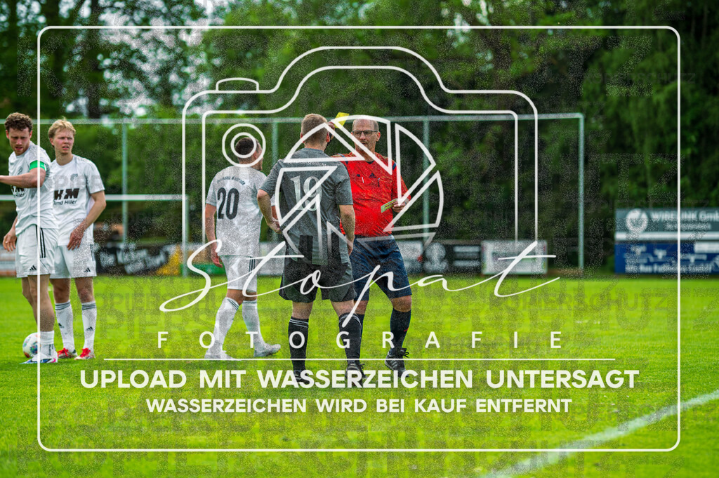 Kreisliga Herren HK - FG Fulde-Stellichte vs. Germania Walsrode | Marlon Bargmann (FG Fulde-Stellichte #10), Gerrit Ludwig (Schiedsrichter); Kreisliga Herren HK - FG Fulde-Stellichte vs. Germania Walsrode am 10.05.26 in Fulder Zentralstadion, Fulde - Realisiert mit Pictrs.com