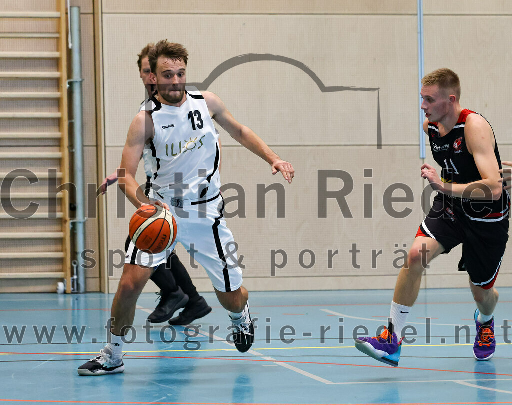 2022-10-16_054_TSV_Vaterstetten_gegen_Baskets_Vilsbiburg_2 | Vaterstetten, Deutschland, 16.10.2022:
Basketball, Bayernliga Herren Südost 2022 / 2023, 1. Spieltag, TSV Vaterstetten gegen Baskets Vilsbiburg 2, Endergebnis: 83:64

Konstantin Huber (TSV Vaterstetten, #13), A. Bugajeu (Baskets Vilsbiburg, #11)

Foto: Christian Riedel / fotografie-riedel.net