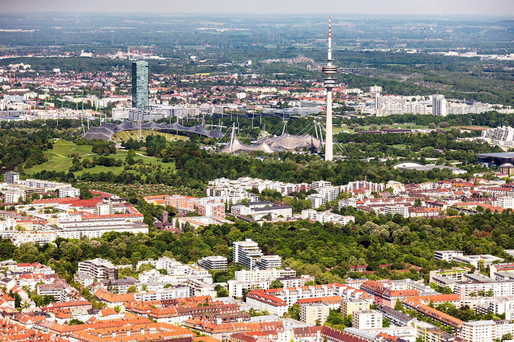 dr__0027388.jpg | MüNCHEN 24.05.2019 Olympiapark mit Olympiasee, Olympiahalle und Olympiaturm, Studentenstadt und BMW-Gelände in München im Bundesland Bayern. Die bekannten Wahrzeichen prägen das Stadtbild im Ortsteil Milbertshofen. // Olympic Park with Olympic Lake, Olympic Hall and Olympic Tower, student city and BMW grounds in Munich in the state of Bavaria. The famous landmarks characterize the cityscape in the district of Milbertshofen. Foto: Daniel Reiter