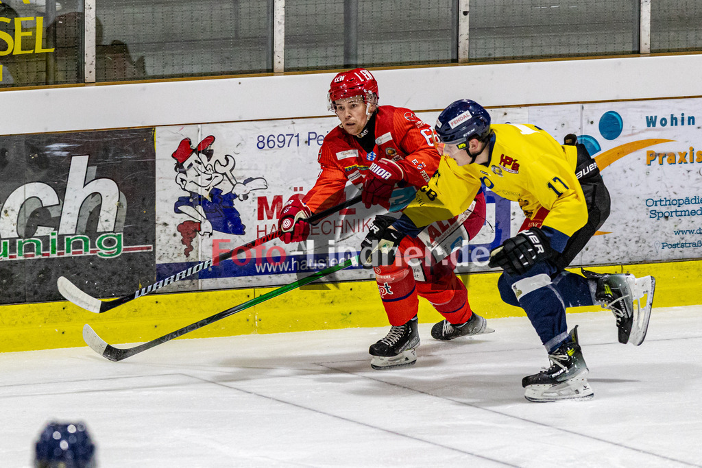 EC Peiting vs Stuttgart REBELS SEC | Eishockey Oberliga Süd 2023/2024, EC Peiting vs Stuttgart REBELS SEC, 20231219,
Duell zwischen Alexander BIBERGER (ECP 65) und Alex SAMUSEV (REBELS 17),
2023-12-19 in Peiting (Eisstadion)
65 Alexander BIBERGER (ECP 65), 17 Alex SAMUSEV (REBELS 17)
Copyright: WolfgangxLindner