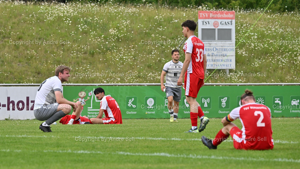 TSV Bordesholm vs Preetzer TSV | Enttäuschung auf beiden Seiten nach dem Abstieg aus der Landesliga / Fußball-Landesliga Holstein Männer 2024/2025 / TSV Bordesholm vs Preetzer TSV / Sportanlage Platz A / Bordesholm / 31.05.25 - Realisiert mit Pictrs.com