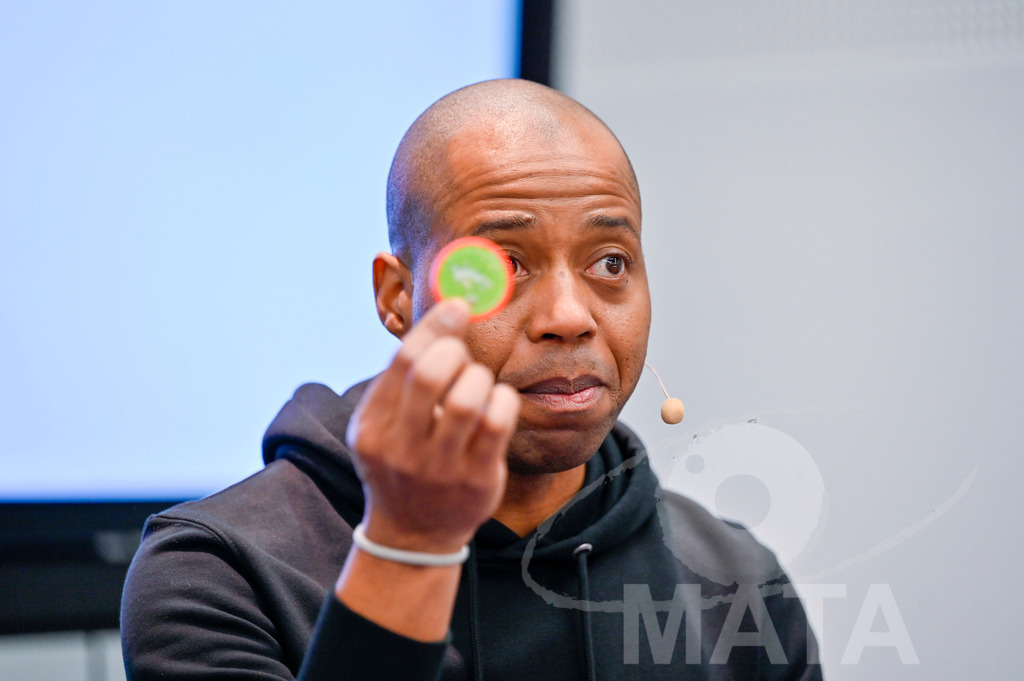 _DWI1745 | Carl Simon Taylor bei Presse Konferenz auf der Stand Play Mobil bei der Spielwarenmesse in Messe Nürnberg. Nürnberg, 31.01.2023 - Realisiert mit Pictrs.com