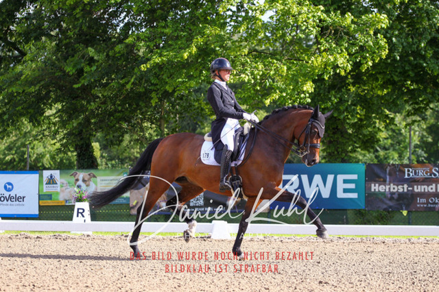 DKP41562 | Turnierfotos kaufen im Webshop von Daniel Kuhl Photography – entdecke professionelle Reitsportfotos aus Turnieren & Events. Hochwertige Turnierbilder online bestellen & sichern. Jetzt Fotos von Reitsportturnieren kaufen!