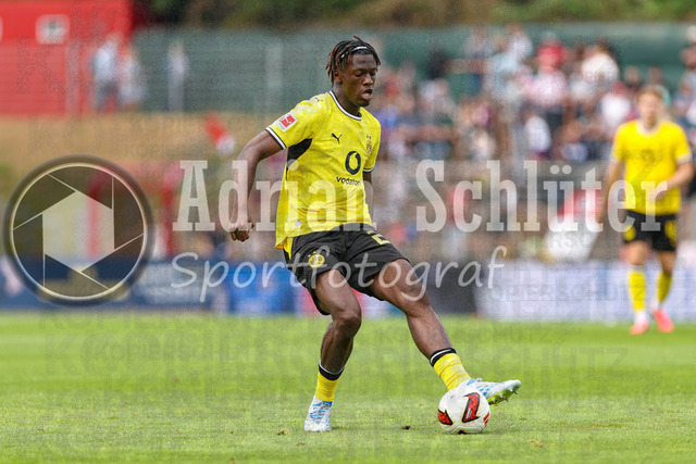 18.07.2026, GER, Fussball, Herren, Vorbereitungsspiel, Saison 2026/2027, Rot-Weiß Oberhausen - Borussia Dortmund | Joane Gadou (BVB) in Aktion am Ball, Einzelaktion