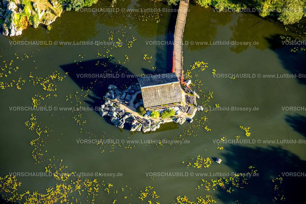 Isselburg241010293 | Luftbild, Schweizer Häuschen im Wasser mit Steg im Biotop Wildpark Anholter Schweiz, umgeben von herbstlichen Bäumen, Vehlingen, Isselburg, Niederrhein, Nordrhein-Westfalen, Deutschland