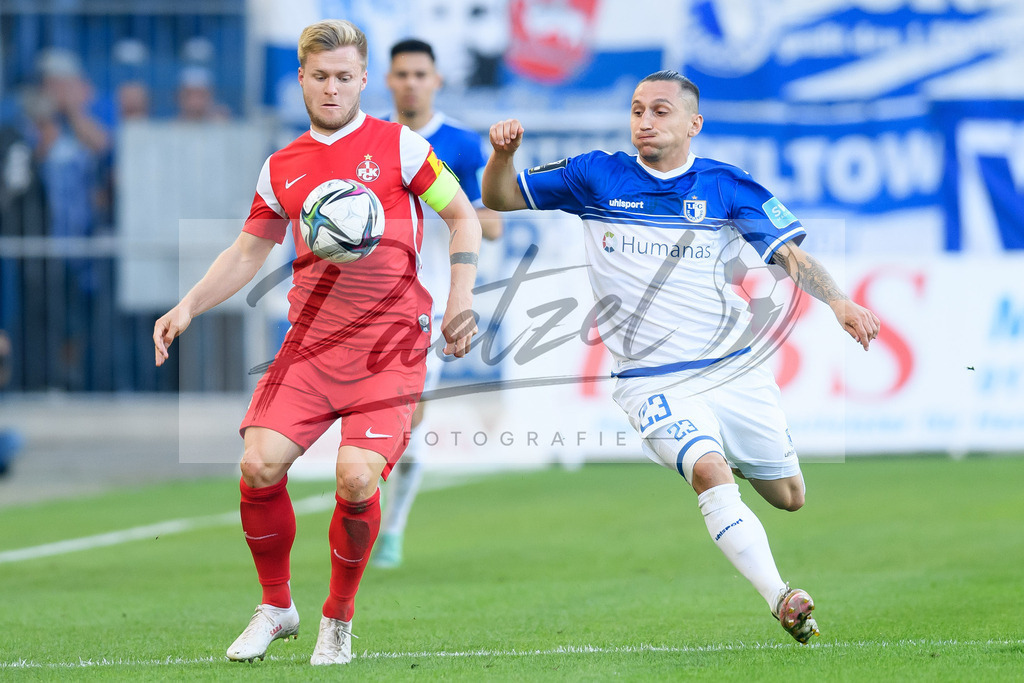 FCMFCK20210904_025 | Fussball, Herren: Jean Zimmer (1. FC Kaiserslautern) und Barıs Atik (1. FC Magdeburg) im Zweikampf beim Spiel der 3. Liga zwischen 1. FC Magdeburg und 1. FC Kaiserslautern in der MDCC-Arena am 04.09.2021 in Magdeburg, Deutschland.DFB / DFL REGULATIONS PROHIBIT ANY USE OF PHOTOGRAPHS AS IMAGE SEQUENCES AND/OR QUASI-VIDEO. - Realisiert mit Pictrs.com
