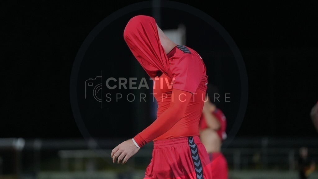 Fußball, Herren, Saison 2025/2026, Regionalliga Nordost, 8. Spieltag, FSV 63 Luckenwalde vs. FC Hertha 03 Zehlendorf, Dienstag 16.09.2025, Werner-Seelenbinder-Stadion Luckenwalde, | Fußball, Herren, Saison 2025/2026, Regionalliga Nordost, 8. Spieltag, FSV 63 Luckenwalde vs. FC Hertha 03 Zehlendorf, Dienstag 16.09.2025, Werner-Seelenbinder-Stadion Luckenwalde, Im Bild: Enttäuschung bei Hertha 03 Zehlendorf nach der Niederlage gegen Luckenwalde. - Realisiert mit Pictrs.com