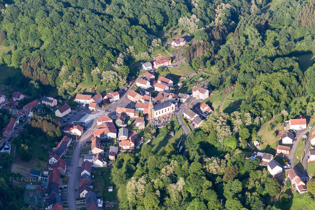 Vue aérienne: Vue de la ville à Hottviller dans le département Moselle, France. Photo: IMG_107223.jpg prise le 18/05/2018 par Werner Riehm/FLY-FOTO.euRésolution de l'original: 5472 x 3648 px