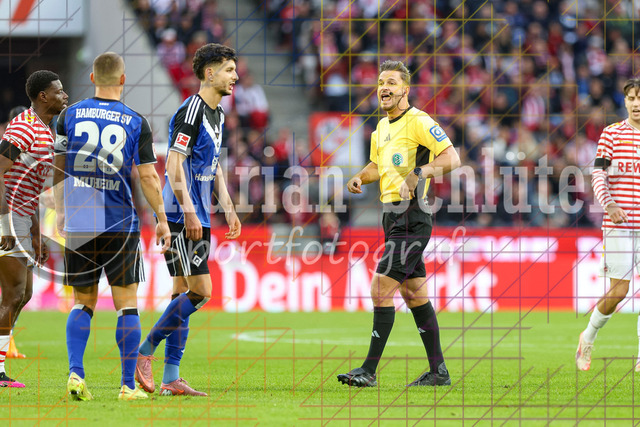 1. FC Köln vs Hamburger SV - 1. Bundesliga  | Köln, Deutschland, 02.11.25:   Schiedsrichter Daniel Schlager gestikuliert, Gestik waehrend des Spiels der Bundesliga zwischen  1. FC Köln vs Hamburger SV in der RheinEnergieStadion(Foto von Brauer-Fotoagentur / Adrian Schlueter)