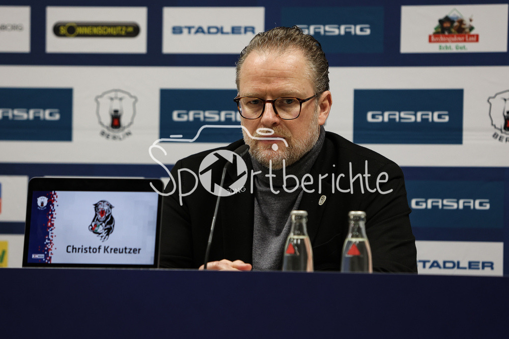 Eisbären Berlin - Augsburger Panther | Auf der Pressekonferenz warten die Anwesenden auf die beiden Trainer / Christof KREUTZER / Retrogame / Retro Spieltag / Symbolbild