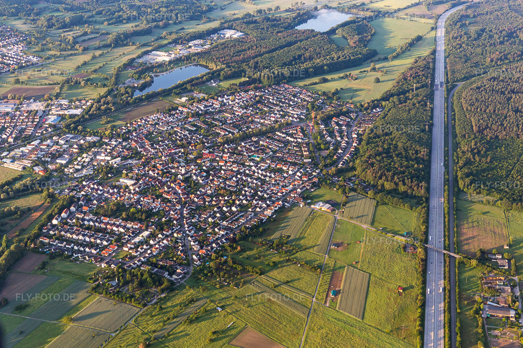 Luftbild: Otrsansicht aus Norden neben der A5 im Ortsteil Bruchhausen in Ettlingen im Bundesland Baden-Württemberg in Deutschland. Foto: IMG_114322.jpg vom 30.05.2019 durch Werner Riehm/FLY-FOTO.de
