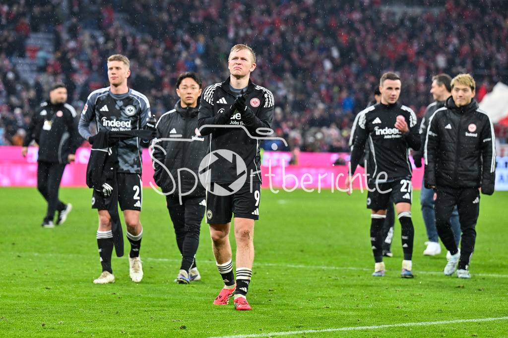 FC Bayern München - Eintracht Frankfurt | MUNICH, GERMANY - 21. FEBRUARY: die Spieler der Frankfurter bedanken sich bei den mitgereisten Fans in der Arena nach dem Bundesligamatch zwischen dem FC Bayern München und der SG Eintracht Frankfurt am 23. Spieltag in der Allianz Arena / DFL REGULATIONS PROHIBIT ANY USE OF PHOTOGRAPHS AS IMAGE SEQUENCES AND/OR QUASI-VIDEO / Jonathan BURKHARDT (Eintracht Frankfurt 9), Mario GÖTZE (Eintracht Frankfurt 27)