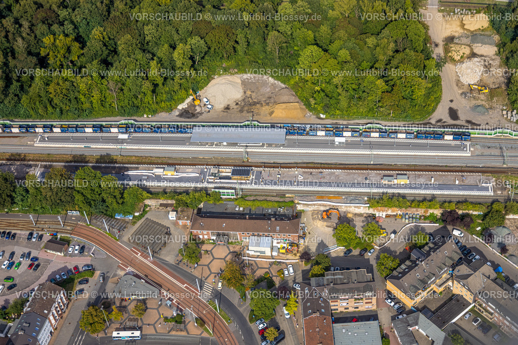 Dinslaken250904027 | Luftbild, Bahnhof Hbf mit neuem Bahnsteig und Bahnhofsvorplatz, Baustelle Ausbau und Lärmschutzwand, Betuweroute und Betuwe-Linie Ausbau der Eisenbahnstrecke, Dinslaken, Nordrhein-Westfalen, Deutschland