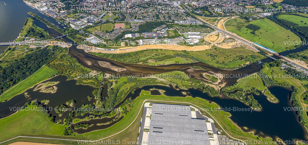 Wesel240802324 | Luftbild, Lippemündungsraum mit Baustelle, Fluss Lippe und Naturschutzgebiet NSG, Flusslauf mit Sandbank, Zum Rhein-Lippe-Hafen mit Rhenus Logistics und Nordfrost GmbH, rechts die Bundesstraße B8 Brücke am Lippeschlößchen, hinten das Gewerbegebiet Am Lippeglacis mit Mineralmahlwerk C. Welsch GmbH, Wesel, Ruhrgebiet, Niederrhein, Nordrhein-Westfalen, Deutschland