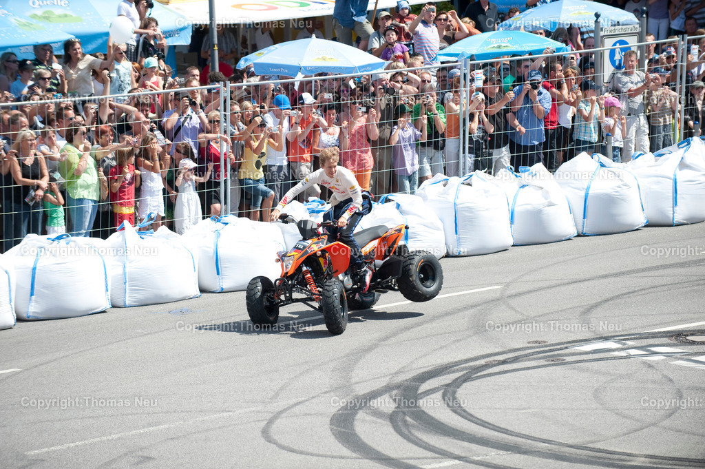 _DSC7101 | Sebastian Vettel beim spektakulären „Home Run“ in Heppenheim: Der Formel-1-Weltmeister fährt im Red-Bull-Rennwagen über die zur Rennstrecke umfunktionierte B3 in seiner Heimatstadt. Tausende Fans feiern ihren Lokalhelden.