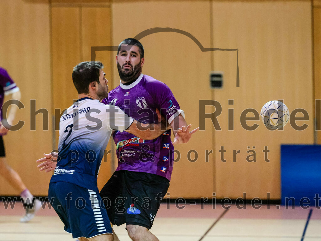2023-11-11_029_SpVgg_Altenerding_gegen_HC_Donau-Paar | Erding, Deutschland, 11.11.2023:
Handball, Bezirksoberliga Männer 2023 / 2024, 7. Spieltag, SpVgg Altenerding gegen HC Donau/Paar, Endergebnis: 44:32

Dorian Trösken (HC Donau/Paar, #2), Christian Loris (SpVgg Altenerding, #11)

Foto: Christian Riedel / fotografie-riedel.net