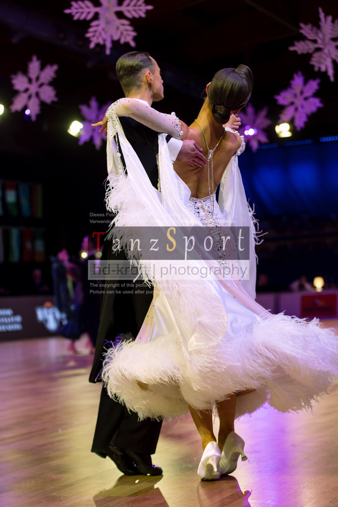 20241215_WDSF_Int_Open_Std-Riga-9590 | Tanzsportbilder, Standardtanz, Lateintanz, WDSF, DTV, LTVB, dancecomp, goc, hessen tanzt, blaues band der spree, walzer, tango, wiener walzer, slowfox, quickstepp, samba, rumba, cha-cha-cha, paso doble. jive, hd-kroft photography, turniertanzsport