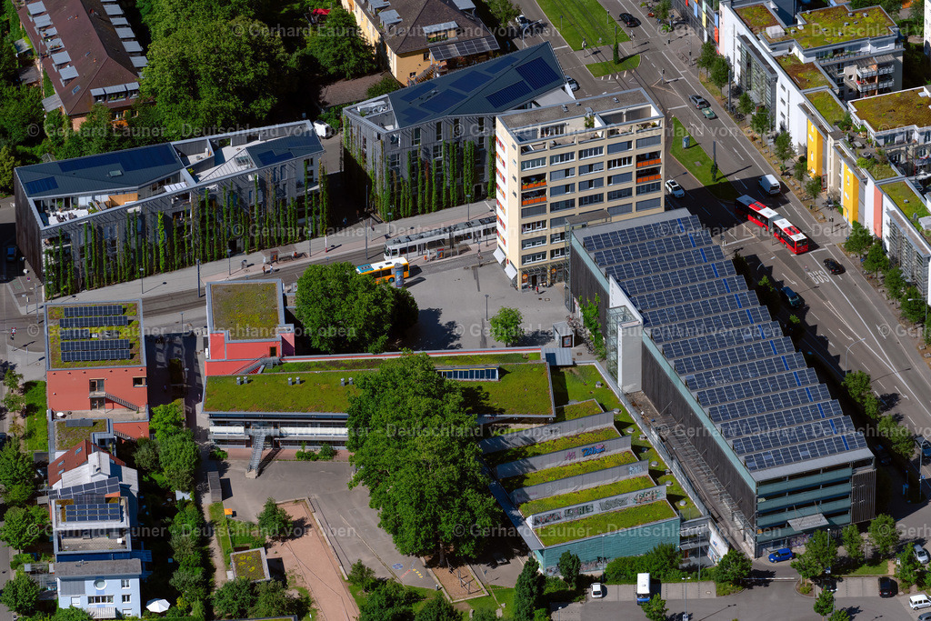 4033615 | FREIBURG IM BREISGAU 30.06.2020 Dachkonstruktion mit Photovoltaikanlage auf dem Gebäude des Parkhauses an der Merzhauser Straße in Freiburg im Breisgau im Bundesland Baden-Württemberg, Deutschland. // Roof construction with photovoltaic system on the building of the multi-storey car park on Merzhauser Strasse in Freiburg im Breisgau in the state Baden-Wuerttemberg, Germany. Foto: Gerhard Launer
