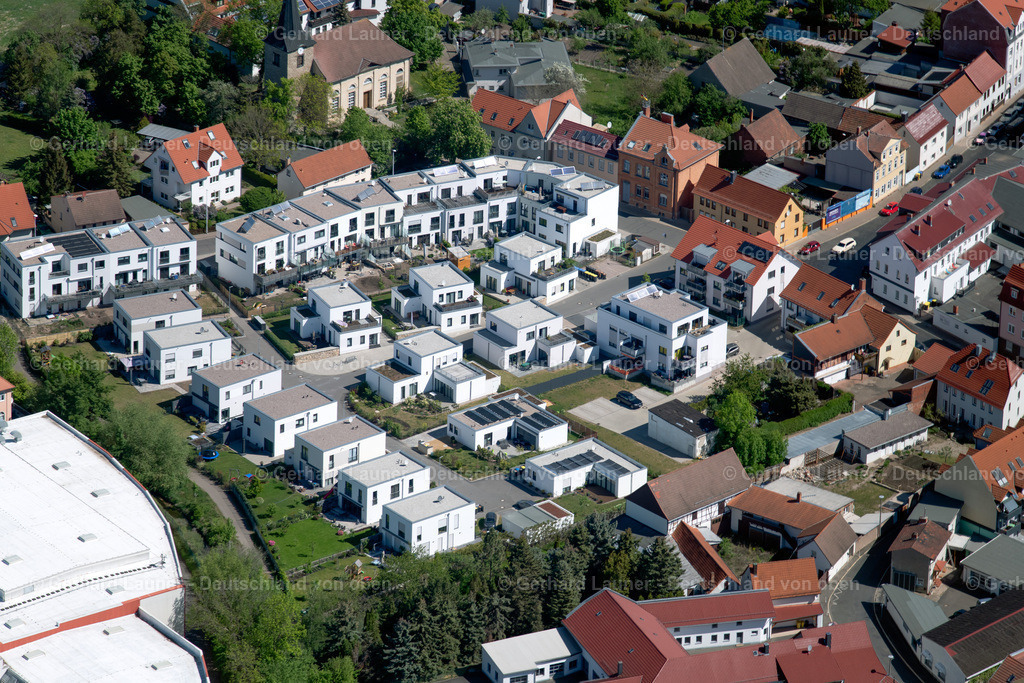 4026733 | ERFURT 07.05.2020 Wohngebiet einer Einfamilienhaus- Siedlung - Reihenhaus- Siedlung am Mahlmühlenweg im Ortsteil Ilversgehofen in Erfurt im Bundesland Thüringen, Deutschland. // Single-family residential area of settlement - terraced housing estate on Mahlmuehlenweg in the district Ilversgehofen in Erfurt in the state Thuringia, Germany. Foto: Gerhard Launer
