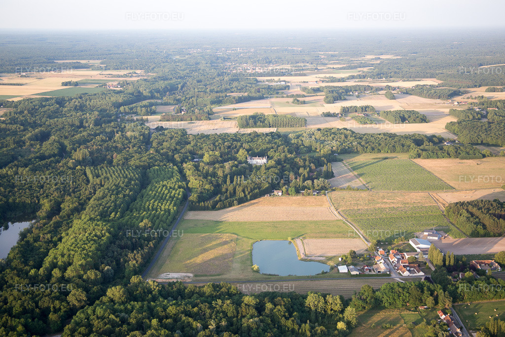 Vue aérienne: Vue de la ville à Cheverny dans le département Loir et Cher, France – .Photo: IMG_081317.jpg prise le 19/06/2015 par Werner Riehm/FLY-FOTO.eu – Résolution de l'original: 5472 x 3648 px