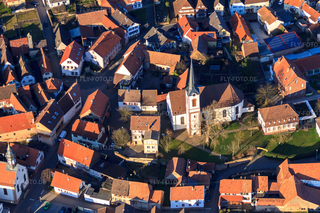 Luftbild: Kath. Kirche St. Laurentius und Laurentiusgarten in der Pfaffengasse in Göcklingen im Bundesland Rheinland-Pfalz in Deutschland. Foto: IMG_62417.jpg vom 24.02.2014 durch Werner Riehm/FLY-FOTO.de