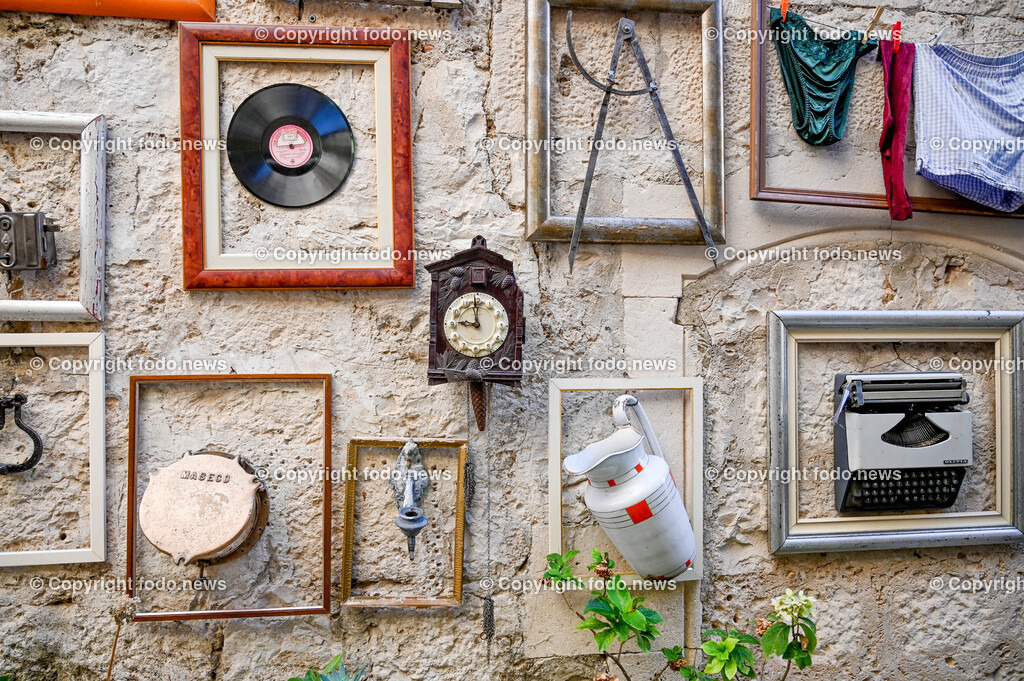 Kroatien_ Korcula_ Insel in Sueddalmatien_ Korcula Stadt_ 13.09.2024-215 | 13.09.2024, Kroatien, HRV, Korcula, Insel in Sueddalmatien, Korcula Stadt im Bild Hafen, Hafenansichten, Boot, Boote, Schiff, Schiffe, Gebauede, Adria, Meer, Stadtansichten, Altstadt, Marco Polo, Museum, Touristen, Souvenier, Restaurant, KonobaKorcula - Schwarzes Korfu - benannt nach den dunklen Kiefernwaeldern, ist eine zu Kroatien gehoerende Insel in der Adria vor der Kueste Sueddalmatiens. Zugleich ist sie Teil des Dinarischen Gebirges. Quelle: Wikipedia