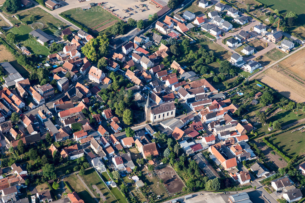 Luftbild: Ortsansicht der Straßen und Häuser der Wohngebiete in Knittelsheim im Bundesland Rheinland-Pfalz in Deutschland. Foto: IMG_109614.jpg vom 31.07.2018 durch Werner Riehm/FLY-FOTO.de