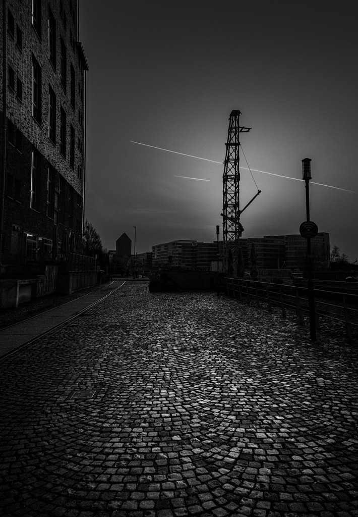 Between Light and Silence | A quiet moment at Duisburg harbour. Between fading light, industrial structures and silence, an atmosphere of urban solitude slowly emerges. - Realisiert mit Pictrs.com