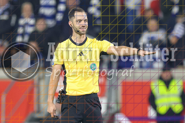 MSV Duisburg vs SV Waldhof Mannheim - 3. Liga | Duisburg, Deutschland, 07.11.25:   Schiedsrichter Christian Ballweg gestikuliert, Gestik waehrend des Spiels der 3. Liga MSV Duisburg vs SV Waldhof Mannheim in der schauinsland-reisen-arena(Foto von Brauer-Fotoagentur / Adrian Schlueter)