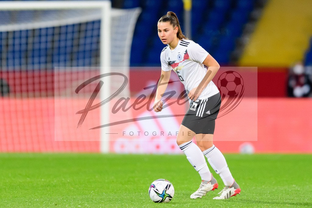 GERTUR20211126_113 | Fussball, Frauen: Lena Oberdorf (Germany) in Aktion, am Ball, Einzelaktion bei dem Spiel der WM-Qualifikation zwischen Deutschland und Tuerkei im Eintracht-Stadion am 26.11.2021 in Braunschweig, Deutschland. - Realisiert mit Pictrs.com