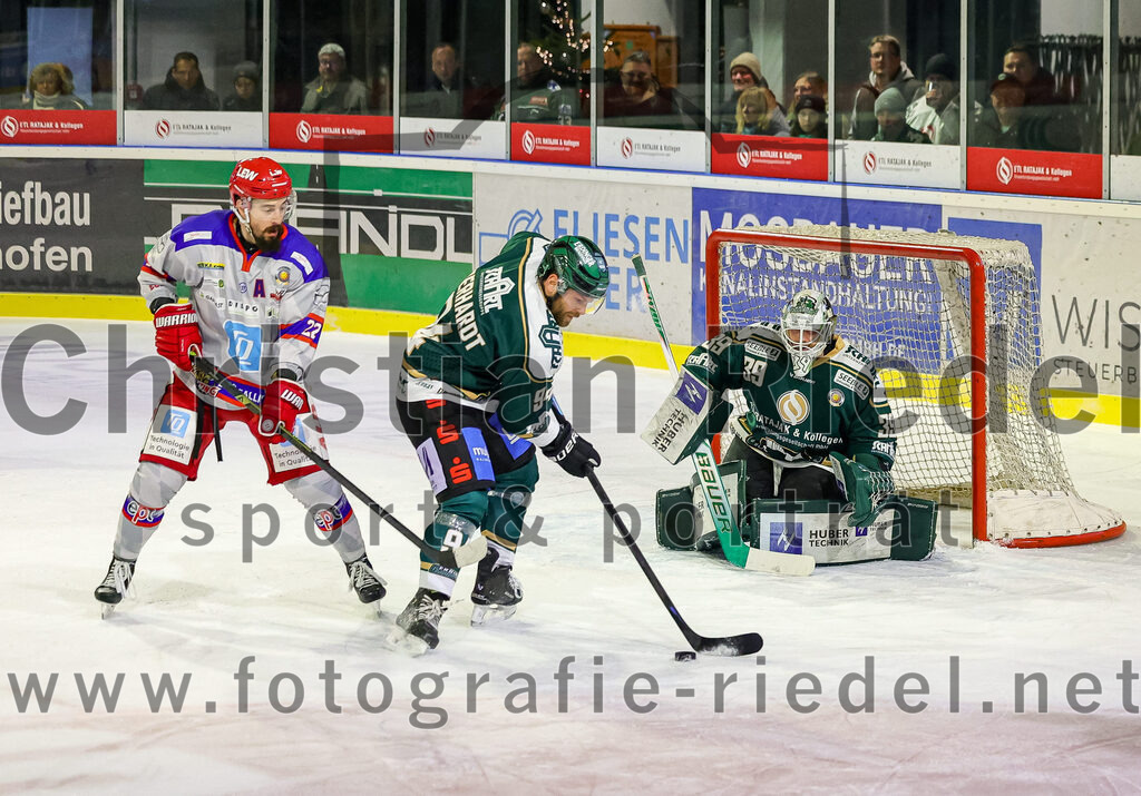 2025-11-30_080_TSV_Erding_gegen_EC_Peiting | Erding, Deutschland, 30.11.2025:Eishockey, Oberliga Süd 2025 / 2026, 22. Spieltag, TSV Erding gegen EC Peiting, Endergebnis: 5:1Lukas Gohlke (EC Peiting, #22), Markus Eberhardt (Erding Gladiators, #94), Torwart Leon Meder (Erding Gladiators, #39)Foto: Christian Riedel / fotografie-riedel.net