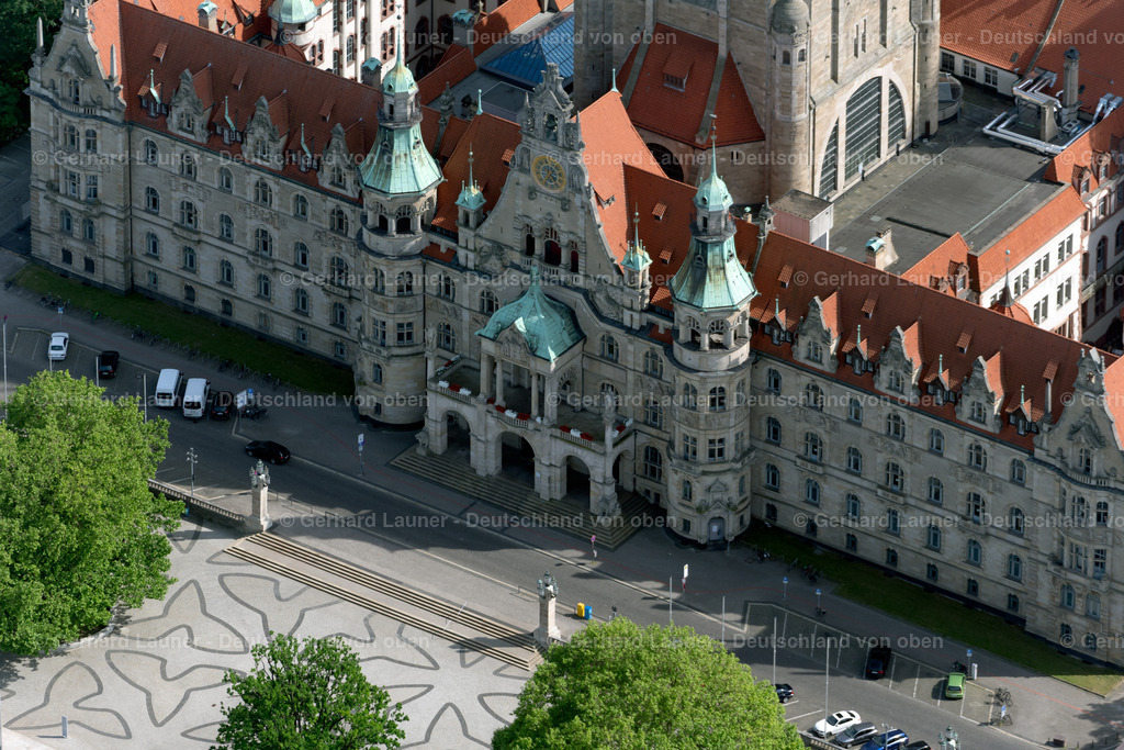4031048 | HANNOVER 02.06.2020 Gebäude der Stadtverwaltung - Rathaus Neues Rathaus am Trammplatz in der Innenstadt von Hannover im Bundesland Niedersachsen. Das Gebäude mit Türmen und Kuppel steht am Maschteich im Altstadtzentrum von Hannover. // City hall and administration building Neues Rathaus on Trammplatz square in Hannover in the state of Lower Saxony. The building is located on the pond Maschteich in the historical city center. Foto: Gerhard Launer