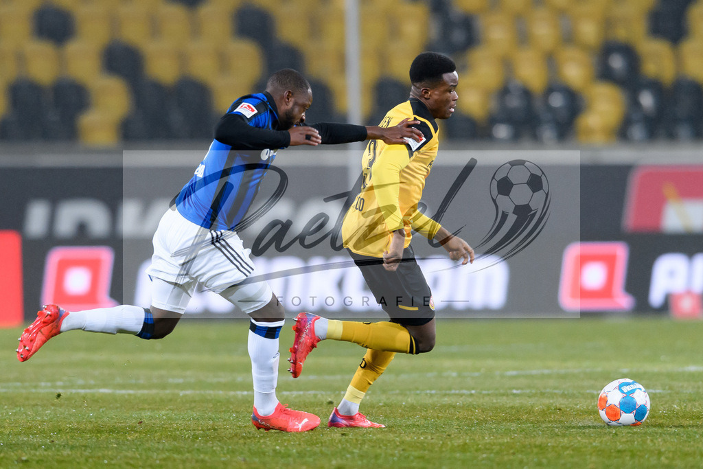 SGDHSV20220114_104 | Fussball, Herren: Michael Akoto (SG Dynamo Dresden) und David Kinsombi (Hamburger SV) im Zweikampf bei dem Spiel der 2. Bundesliga zwischen SG Dynamo Dresden und Hamburger SV im Rudolf-Harbig-Stadion am 14.01.2022 in Dresden, Deutschland.DFB / DFL REGULATIONS PROHIBIT ANY USE OF PHOTOGRAPHS AS IMAGE SEQUENCES AND/OR QUASI-VIDEO. - Realisiert mit Pictrs.com