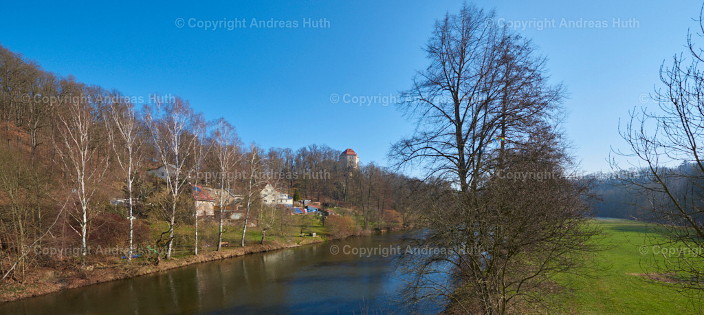 Blick von der Zwickauer Mulde zur westlichen Spornseite vom Schloss Wolkenburg | Bedeutsame Landschaften Deutschlands - Realisiert mit Pictrs.com