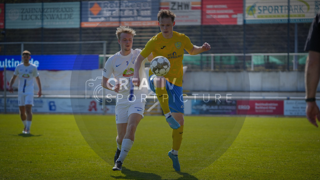 Fußball, Herren, Saison 2025/2026, Regionalliga Nordost, 29. Spieltag, FSV 63 Luckenwalde vs. FC Eilenburg, Samstag 11.04.2026, Werner-Seelenbinder-Stadion Luckenwalde, | Fußball, Herren, Saison 2025/2026, Regionalliga Nordost, 29. Spieltag, FSV 63 Luckenwalde vs. FC Eilenburg, Samstag 11.04.2026, Werner-Seelenbinder-Stadion Luckenwalde, Im Bild: Lukas Griebsch (l. Eilenburg) und Niklas Kaus (r. Luckenwalde) - Realisiert mit Pictrs.com