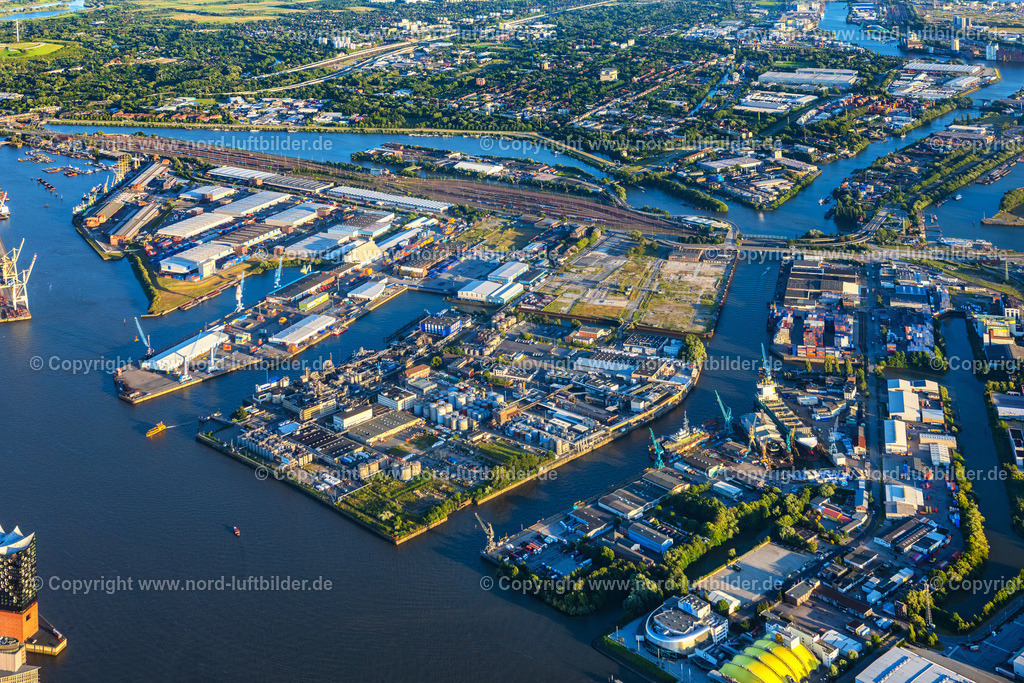 Hamburg_Steinwerder_Hafen_ELS_3313090823 | HAMBURG 09.08.2023 Hafenanlagen am Ufer des Hafenbeckens im Stadtteil Steinwerder in Hamburg. // Port facilities on the banks of the harbor basin in the Steinwerder district in Hamburg. Foto: Martin Elsen