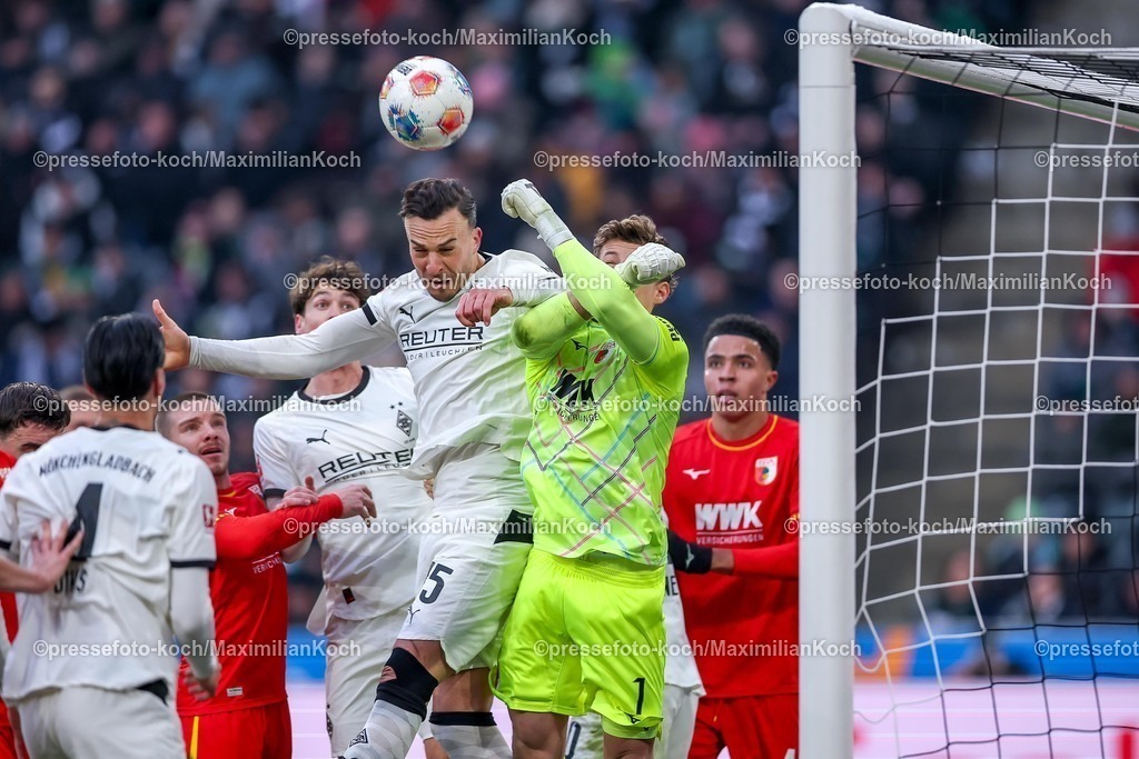 BMG11012601044 | 11.01.2026, Fußball, Borussia Mönchengladbach - FC Augsburg, 1. Fußball Bundesliga, 16.Spieltag, Borussia-Park, Saison 2025 2026: Torschuss Kopfball Kopfballtor Tor zum 3:0 durch Torschütze Haris Tabakovic&nbsp;(Borussia Mönchengladbach #15)  im Zweikampf gegen  Torwart Finn Dahmen&nbsp;(FC Augsburg #01) Mads Pedersen&nbsp;(FC Augsburg #03)    DFB regulations prohibit any use of photographs as image sequences and or quasi-video.
