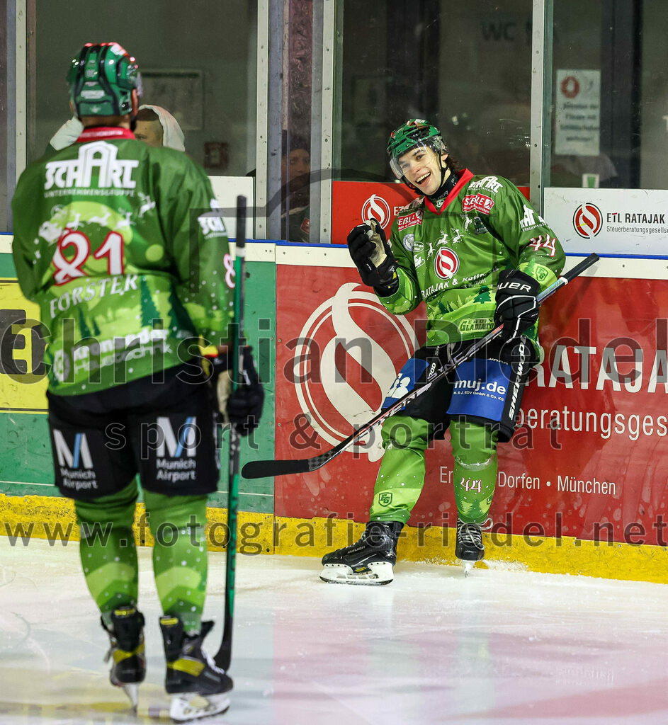 2023-12-17_066_TSV_Erding_gegen_ESC_Kempten | Erding, Deutschland, 17.12.2023:
Eishockey, Bayernliga Vorrunde 2023 / 2024, 18. Spieltag, TSV Erding gegen ESC Kempten, Endergebnis: 5:1

Maximilian Forster (Erding Gladiators, #81), Paul Wallek (Erding Gladiators, #44)

Foto: Christian Riedel / fotografie-riedel.net