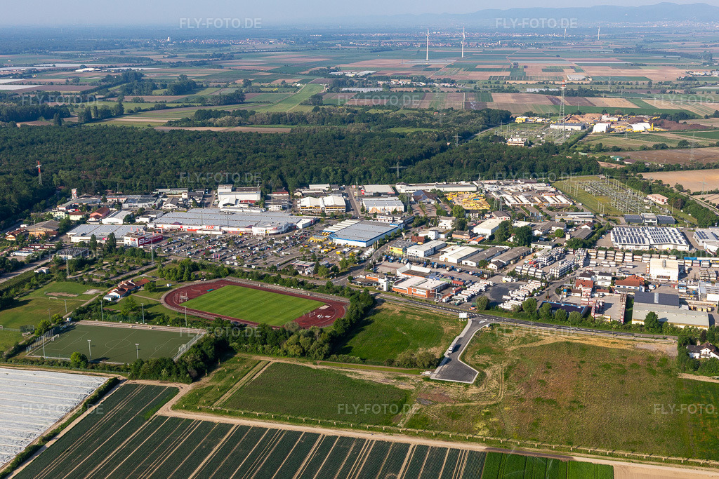 Luftbild: Industriegebiet in Mutterstadt im Bundesland Rheinland-Pfalz in Deutschland. Foto: IMG_114211.jpg vom 26.05.2019 durch Werner Riehm/FLY-FOTO.de