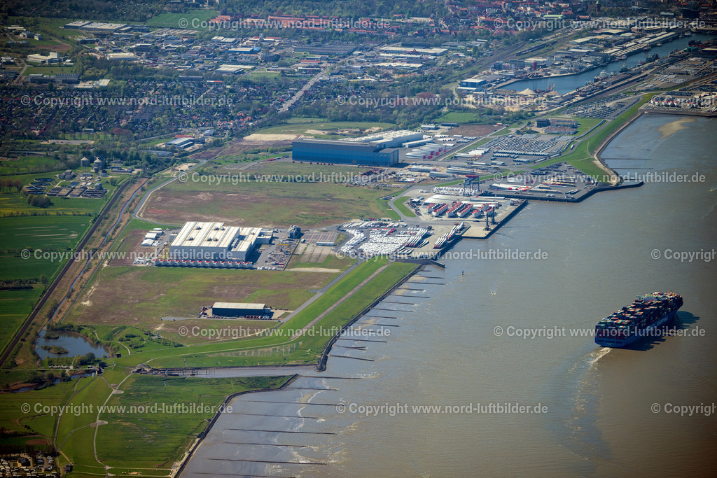 Cuxhaven_Siemens_Gamesa_Renewable_Energy_ELS_9373300423 | CUXHAVEN 30.04.2023 Lager- und Freiflächen der Windrad- Montage und Produktionsstätte im Industriegebiet des Siemens Offshore- Windturbinenwerk in Cuxhaven im Bundesland Niedersachsen, Deutschland. Beteiligte Firmen sind Siemens Gamesa Renewable Energy die ARCADIS Germany GmbH und Ballast Nedam nach Entwürfen der ARCHITEKTEN BRÜNING REIN. // Storage and open spaces of the wind turbine assembly and production facility in the industrial area of the Siemens offshore wind turbine plant in Cuxhaven in the state Lower Saxony, Germany. Participating companies are Siemens Gamesa Renewable Energy, ARCADIS Germany GmbH and Ballast Nedam according to designs by ARCHITEKTEN BRUeNING REIN. Foto: Martin Elsen