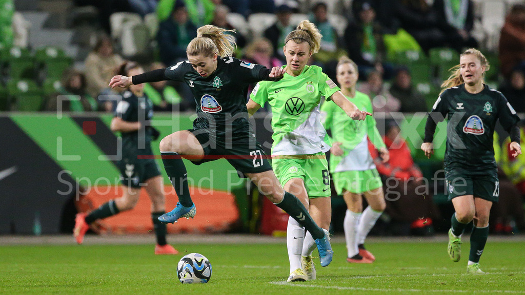 Fussball, Google Pixel Frauen-Bundesliga, VfL Wolfsburg - SV Werder Bremen | v.li.: Nina Lührßen (SV Werder Bremen, 27) und Lena Lattwein (VfL Wolfsburg, 8) im Zweikampf, Duell, Dynamik, Aktion, Action, Spielszene, DIE DFB-RICHTLINIEN UNTERSAGEN JEGLICHE NUTZUNG VON FOTOS ALS SEQUENZBILDER UND/ODER VIDEOÄHNLICHE FOTOSTRECKEN. DFB REGULATIONS PROHIBIT ANY USE OF PHOTOGRAPHS AS IMAGE SEQUENCES AND/OR QUASI-VIDEO.