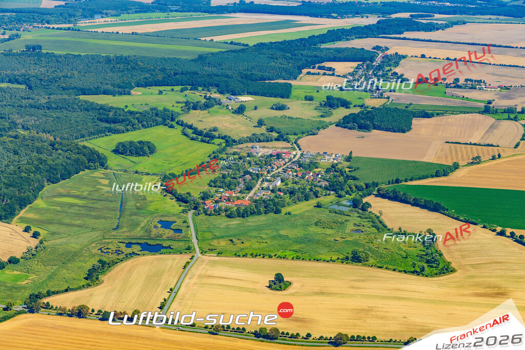 Luftaufnahme Hof Redentin Krusenhagen - Die Luftaufnahme wurde 2025 vom UL-Flugzeug heraus erstellt ( ohne Drohne ) - Hochauflösende Luftaufnahme - für professionelle Ausdrucke geeignet. Die Geschenkidee !Mit Lizenz und Bildrechte bestellbar
