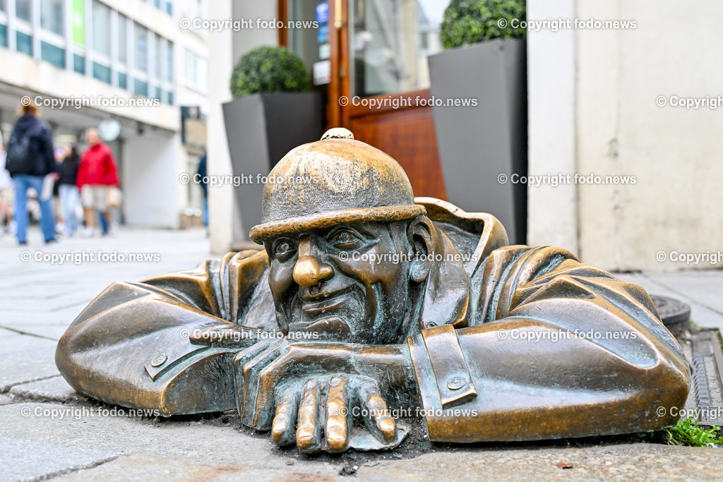 Slowakei_ Bratislavsky kraj_ Bratislava_ 08.10.2024-62 | 08.10.2024, Slowakei, SVK, Bratislavsky kraj, Bratislava, im Bild Bratislava, Stadtansichten, Gebauede, Sehenswurdigkeiten, Tourismus, Touristen, Cafe, Denkmal, Strasse, Donau, Bruecke, Schiff, Burg, Hrad, Ufo, Restaurant, Souvenier, Menschen, Bahnhof, Zug, Hauptstadt