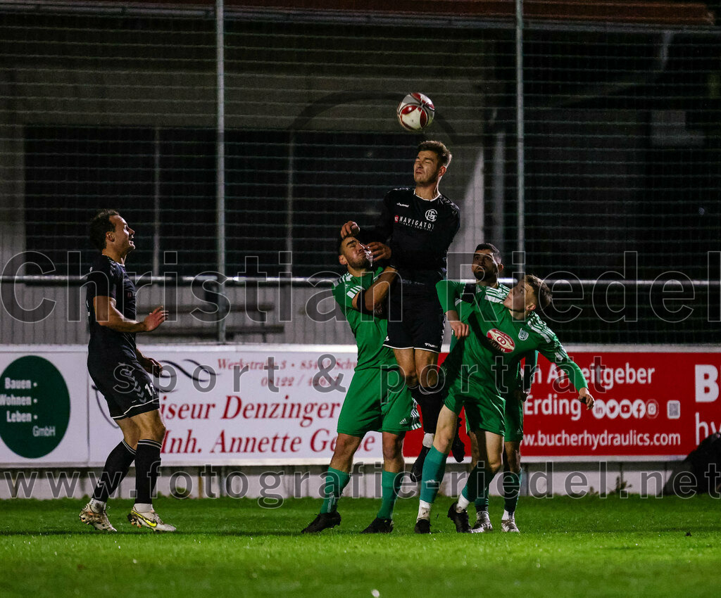 2023-11-03_059_FC_Schwaig_gegen_TuS_Holzkirchen | Oberding, Deutschland, 03.11.2023:
Fußball, Landesliga Südost 2023 / 2024, 19. Spieltag, FC Schwaig gegen TuS Holzkirchen, Endergebnis: 4:1

Markus Straßer (FC Schwaig, #11), Raffael Ascher (FC Schwaig, #9), Dino Burkic (TuS Holzkirchen, #14)

Foto: Christian Riedel / fotografie-riedel.net