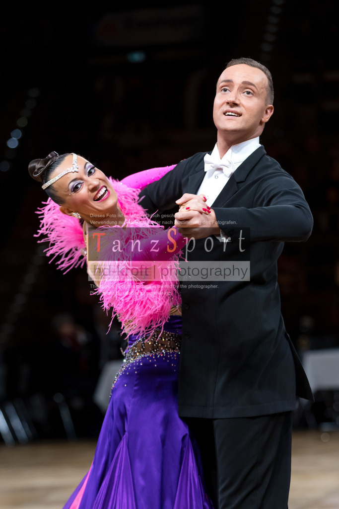 20241109_DM-Formationen_Vorrunde_2477 | Tanzsportbilder, Standardtanz, Lateintanz, WDSF, DTV, LTVB, dancecomp, goc, hessen tanzt, blaues band der spree, walzer, tango, wiener walzer, slowfox, quickstepp, samba, rumba, cha-cha-cha, paso doble. jive, hd-kroft photography, turniertanzsport