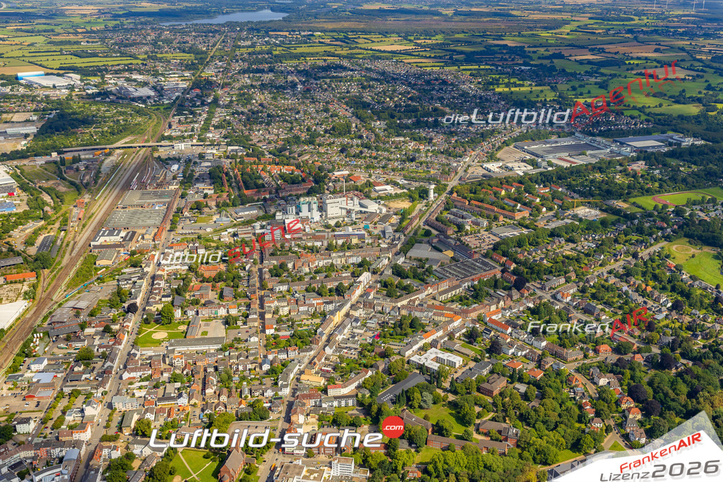 Luftbild der Stadt Neumünster - Die Luftaufnahme wurde 2025 vom UL-Flugzeug heraus erstellt ( keine Drohne ) - Hochauflösende Luftaufnahme - für professionelle Ausdrucke geeignet. Die Geschenkidee !Hier alle&nbsp;Infos zur Lizenzierung der LuftaufnahmeWir fliegen auch dieses Jahr wieder in Ihre Region um Luftbilder zu erstellen.- Luftbild anfragen